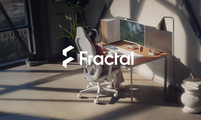 Nainen työskentelee tyylikkäässä kotikonttorissa Fractal Design -tuotteiden avulla