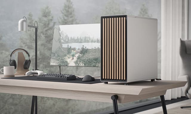 Valkoinen Fractal Design -tietokonekotelo tyylikkään kotikonttorin työpöydällä