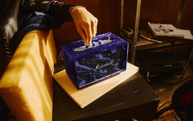 Mies säätää Marshall Acton III Hendrix Special Edition -kaiuttimen äänentasoa analogisella säätimellä