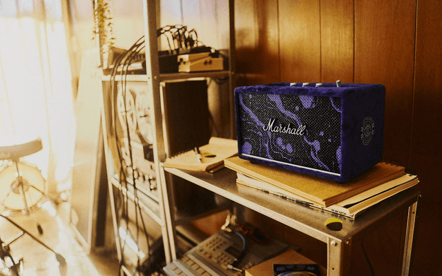 Marshall Acton III Hendrix Special Edition -kaiutin puisella hyllyllä studiolaitteiden vieressä
