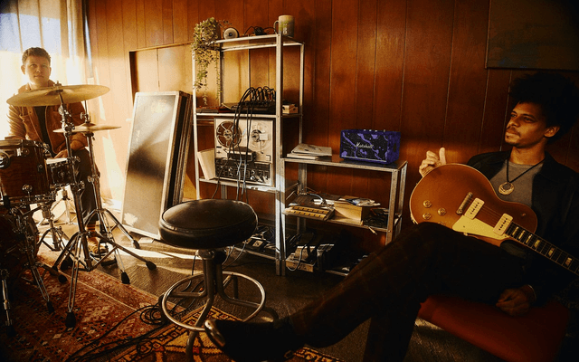 Muusikot ja Marshall Acton III Hendrix Special Edition -kaiutin kotistudiossa