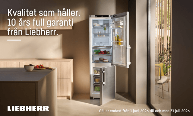 Man står framför ett öppnat kylskåp och tittar på en grönsak med texten "Kvalitet som håller. 10 års full garanti från Liebherr"