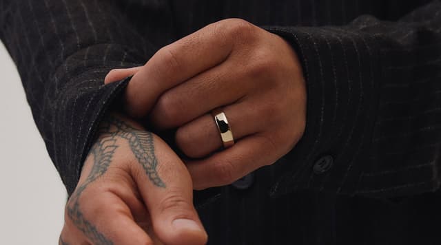 Mand med Oura Ring 5 på finger