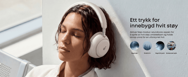 En kvinne med lukkede øyne og Soundcore Space 2-hodetelefoner på, lener hodet mot en hvit vegg.