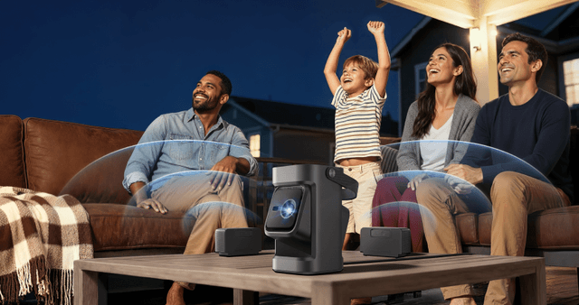 En illustrasjon av Nebula P1s-lydsystem med en familie på en sofa som ser på projektoren i bakgrunnen.
