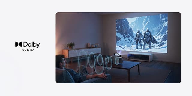 Mies katsoo elokuvaa Nebula P1i -älyprojektorilla; ääniaallot havainnollistavat Dolby-ääntä
