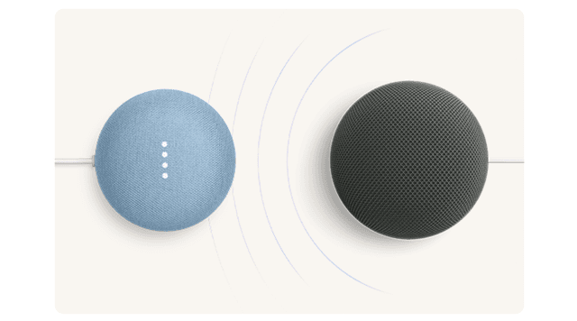 En Google Home-høyttaler koblet til en annen enhet.