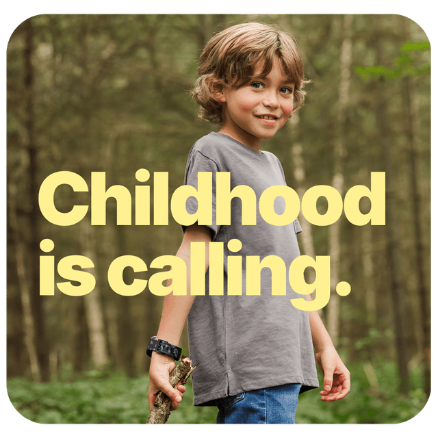 Lapsi seisoo ulkona Xplora-kellopuhelin ranteessaan ja teksti; Childhood is calling