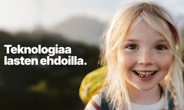 Xplora-mainoskuva, jossa vaaleahiuksinen tyttö ulkona ja teksti; Teknologiaa lasten ehdoilla