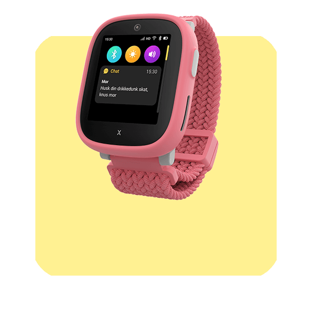 Produktbilde av en Xplora X6Play-smartklokke for barn med rosa reim mot en gul og hvit bakgrunn.