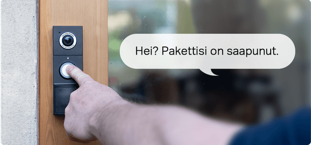 Tapo D235 -turvakameran kuva, jossa henkilö painaa ovikelloa