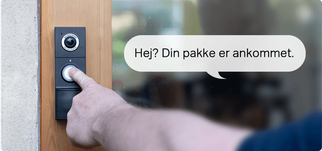En person trykker på en dørklokke ved en hoveddør