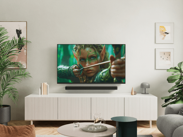 Sony TV i ett vardagsrum med ljus, modern och stilren inredning.