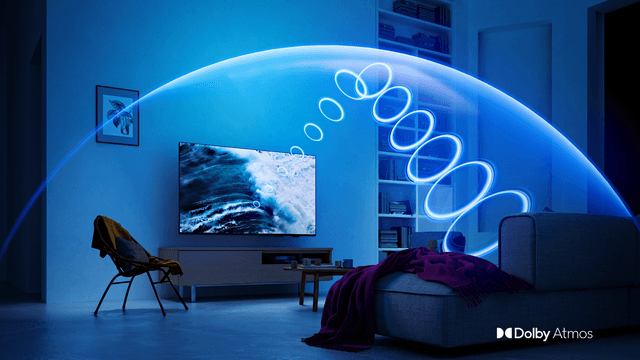 PUS7201_05_Dolby Atmos utan Ambilight, mörkt vardagsrum som lyses upp i blått ljus runt TV:n, ljuset sträcker sig över rummet.