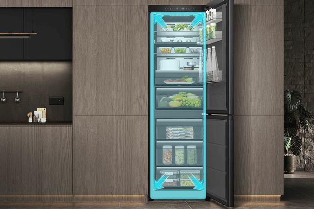 Illustrasjon av et åpent Hisense KitchenFit-kjøleskap med stor innvendig kapasitet.