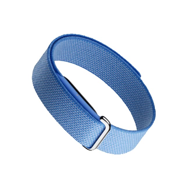 Blå Fitbit Air mot hvit bakgrunn