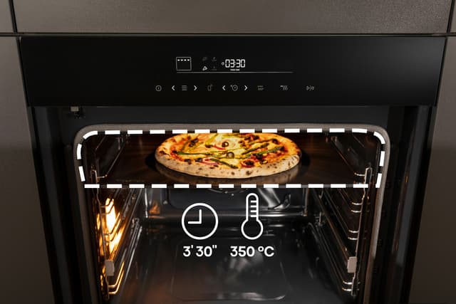 Pizza paistumassa Hisense-uunissa sekä lämpötilaa ja aikaa kuvaavat kuvakkeet