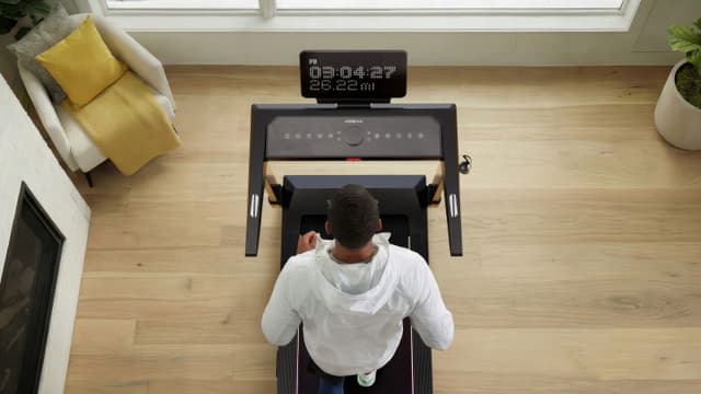 Mann ovenfra med UREVO CyberMega