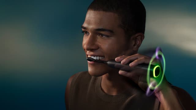 Mies harjaa hampaitaan Philips Sonicare DiamondClean -sähköhammasharjalla