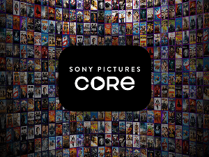 Sony Pictures Core-logoen med et utvalg av appens innhold i bakgrunnen.