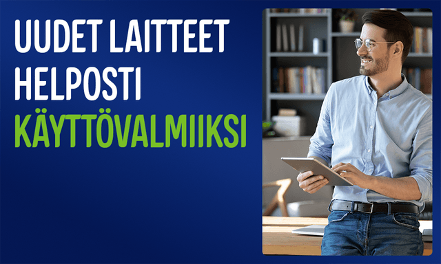 Mies nojaa hymyillen työpöytään tabletti kädessään, sekä teksti; Uudet laitteet helposti käyttövalmiiksi