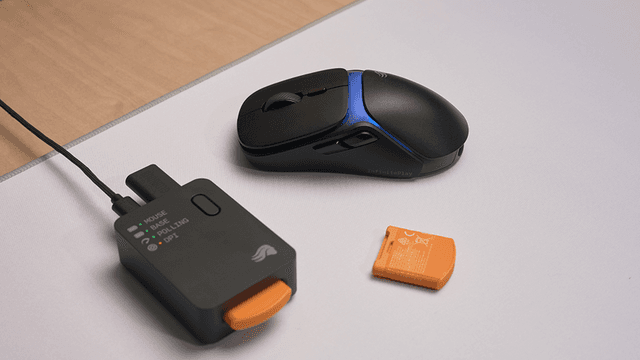 Glorious Mouse Model O3 Wireless Black med utskiftbare batterier på et hvitt skrivebord