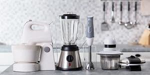 Forskelligt køkkenudstyr, som køkkenmaskine, blender, stavblender, minihakker og toaster