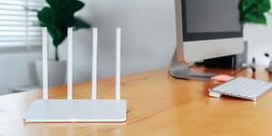 Modern Wi-Fi router på ett hemmakontor