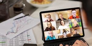 Ryhmä ihmisiä FaceTime-keskustelussa iPadin näytöllä