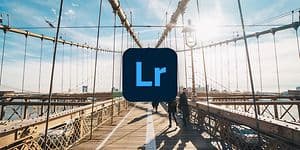 Adobe Lightroom-logo over et bilde av gangveien på Brooklyn bridge