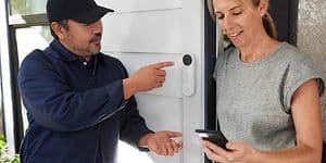 Man och kvinna utanför ytterdörren med Nest Doorbell