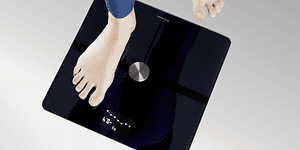 Withings - En kvinnelig fot som står på en Withings smartvekt