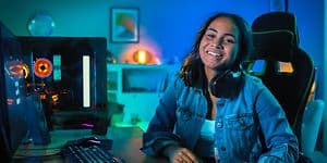 En lycklig gamer spelar på sin nya julklapp