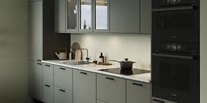 Vihreä EPOQ Trend Sage -keittiö integroidulla uunilla, vaalealla marmorikuvioisella työtasolla