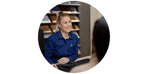 Epoq butiksmedarbejder, der står foran en computer og taler med en kunde