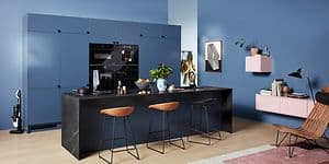 Sininen EPOQ Trend -keittiö avokeittiöratkaisulla integroidulla uunilla sekä keittiösaareke ja kahvinkeitin