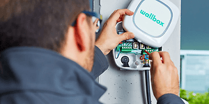 carcharger-electrician mounting Wallbox