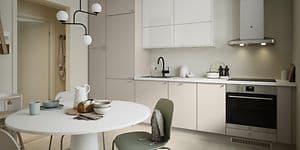 Epoq Trend Sand og Gloss White kjøkken i en åpen kjøkkenløsning med spisebord, veggmontert ventilator og integrert stekeovn