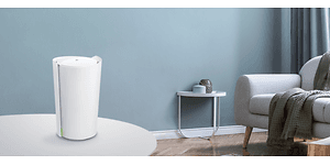TP-Link - White Deco X90 på et hvidt bord