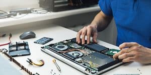 Mann som skifter en SSD