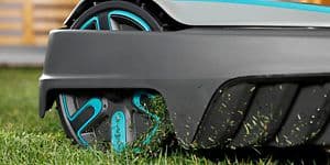 Robottiruohonleikkuri ruohikolla