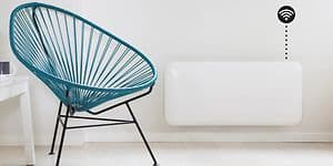 Vägghängt element intill en stol.