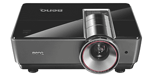 En stor svart projektor från BenQ på fyra ben, vit bakgrund.