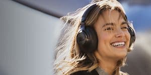 Kvinne med JBL ANC-hodetelefoner
