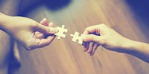 Smart hem: Två händer som håller två pusselbitar mot varandra.