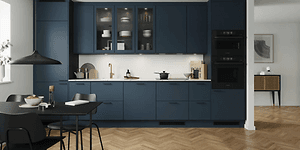 epoq-kjøkken i fargen deep ocean blue med spisebord og stoler