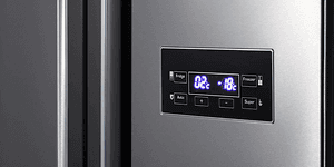 Digital display på kylskåp som visar temperaturen på insidan. 