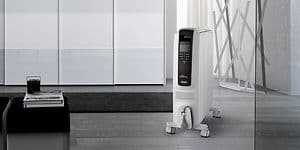 Oljeelement på golvet i ett vardagsrum 