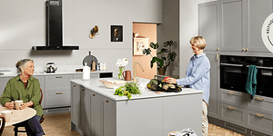 Kaksi naista Epoq-keittiössä ja 35 vuoden takuu logo