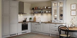 Åpent Epoq Heritage Light Grey-kjøkken med vitrineskap, laminat Medusa Brown trebenkeplate og spisebord